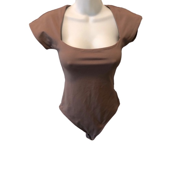 Babaton Contour Square Neck Bodysuit Sz. M Short Sleeve Mocha Aritzia Sexy - Picture 1 of 6